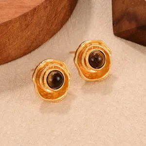 Makro-Detailansicht eleganter Vintage-Goldrosenohrringe mit polierten Tigerauge-Steinen.