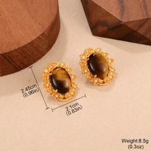 Détails de boucles d'oreilles vintage en œil de tigre avec de fines dorures et perles.