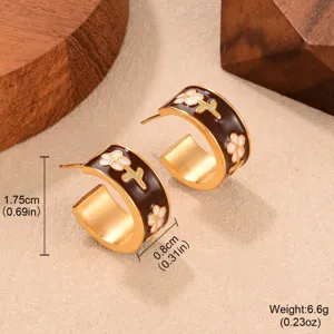 Detailed macro view of vintage brown C-shaped hoop earrings with size and weight info.