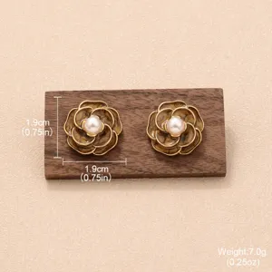 Gros plan détaillé de boucles d'oreilles fleur marron rétro avec perle et tailles