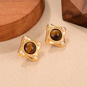 Detailansicht retro goldener Ohrstecker mit braunem Tigerauge und Perlenakzenten