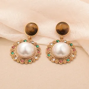 Boucles d'oreilles vintage dorées avec pierres œil de tigre brunes et grandes perles blanches