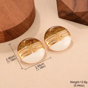 Vue détaillée de boucles d'oreilles rondes style Maillard avec taille et poids de 12,6g
