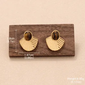 Vue détaillée des boucles d'oreilles vintage en forme de coquillage avec œil de tigre