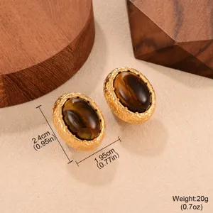 Vue détaillée de boucles d'oreilles vintage œil de tigre avec cadre en métal doré martelé