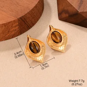 Detalle macro de pendientes vintage de ojo de tigre con medidas de tamaño y peso