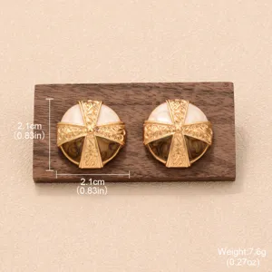 Vue détaillée de boucles d'oreilles marron style Maillard avec motif de croix