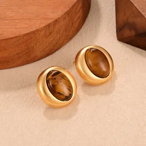 Nahaufnahme von Vintage-Ohrringen aus Gold und Tigerauge-Stein mit elegantem Matt-Finish