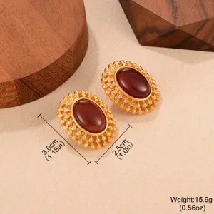 Vue détaillée de boucles d'oreilles dorées vintage avec pierre ovale brune et dimensions.