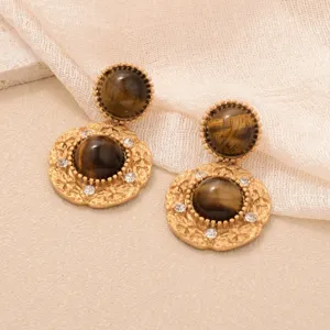 Vue détaillée de boucles d'oreilles vintage en œil de tigre avec une finition dorée