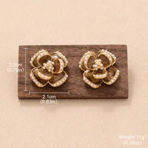 Détail de boucles d'oreilles fleurs marron rétro avec perles et mesures de taille