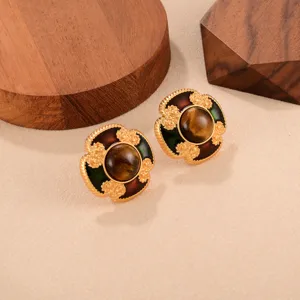 Boucles d'oreilles œil de tigre vintage avec relief fleur doré et émail Maillard.