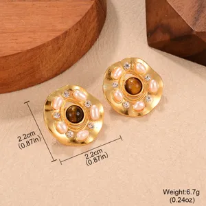 Detailansicht goldener Vintage-Ohrringe mit Tigerauge-Stein, Perlen und Kristallen.