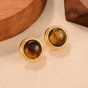 Makrodetail der Vintage-Ohrstecker aus Tigerauge-Stein in goldfarbener Rundfassung