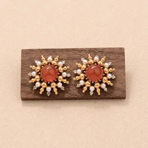 Vue détaillée des boucles d'oreilles vintage style Maillard avec pierres brunes et perles