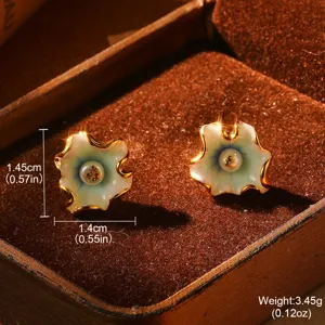 Boucles d'oreilles fleurs en émail français avec perle dans un bel écrin à bijoux