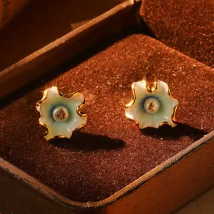Élégantes boucles d'oreilles fleurs en émail vintage français avec perle naturelle et or