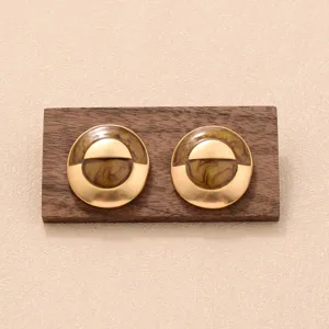 Vue détaillée des boucles d'oreilles en résine marron style Maillard avec finition dorée polie.