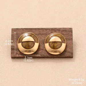 Vue détaillée de boucles d'oreilles rétro de style Maillard sur support en bois.