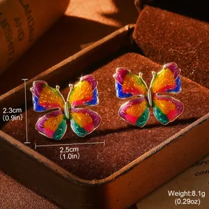Vue détaillée de boucles d'oreilles papillon en émail français vintage colorées, style peinture