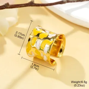 Vue détaillée d'une bague en émail doré avec dimensions et poids de 6,5 g indiqués