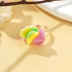 Détail d'une bague texturée abstraite colorée avec des vagues jaunes et roses