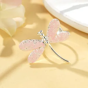 Détail d'une bague libellule en argent avec des ailes roses pailletées texturées