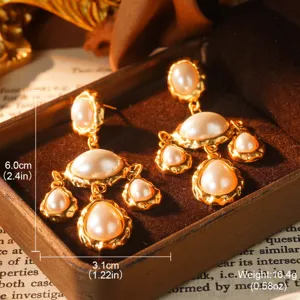 Boucles d'oreilles pendantes vintage dorées style cour avec perles blanches en écrin