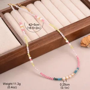 Gedetailleerde macro-weergave van de kleurrijke dopamine kralenketting met parelaccenten