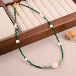 Detailweergave van een groene kralenketting met barokke parels en jade-achtige steenaccenten.