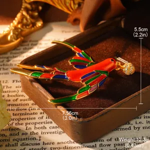 Vue détaillée d'une broche oiseau en émail vintage avec des dimensions exactes