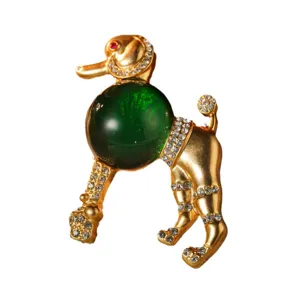 Broche caniche vintage français élégante avec orbe vert et cristaux étincelants