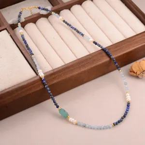 Detailweergave van handgemaakte kralenketting met blauwe stenen en zoetwaterparels