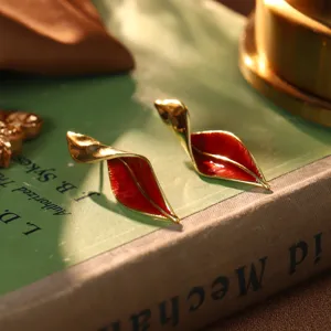 Detaillierte Nahaufnahme von roten Emaille-Blatt-Ohrringen im Vintage-Hofstil mit Goldfinish
