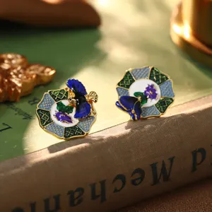 Exquisites Detail von französischen Emaille-Ohrringen im Vintage-Stil auf altem Buch