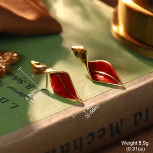 Makroansicht von Vintage-Blattohrringen mit Größen- und Gewichtsangaben in Gold/Rot