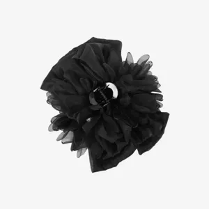 Vista dettagliata di un'elegante molletta per capelli nera con fiori in tessuto chiffon