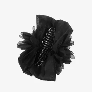Primo piano di un'elegante pinza per capelli in tessuto nero con fiori 3D per acconciatura