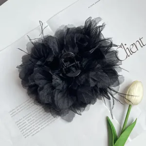 Große elegante schwarze Stoffblumen-Haarklammer, dekoriert mit echten Straußenfedern-Details.