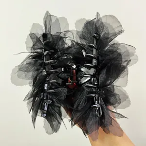 Nahaufnahme einer großen schwarzen Haarklammer mit elegantem Stoffblumen-Netzdesign