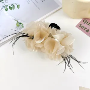 Elegante handgemaakte haarklem met stoffen bloemen en veren voor chique kapsels