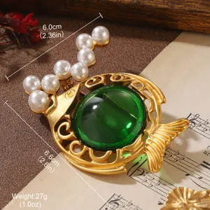 Vintage fish-shaped brooch featuring green gemstone and pearls, 6.6x6.0cm detail