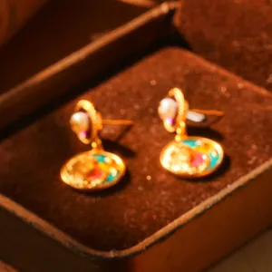 Gros plan détaillé de boucles d'oreilles vintage en émail français avec perles en boîte