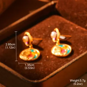 Vue détaillée de boucles d'oreilles vintage en émail français avec perles fines