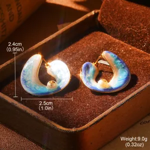 Vue détaillée de boucles d'oreilles rétro en émail bleu avec perle et dimensions