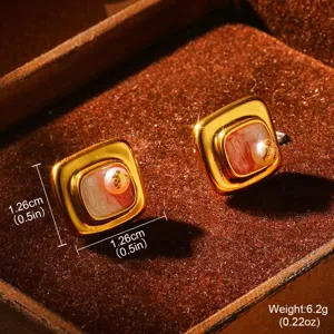 Détail de boucles d'oreilles vintage en émail français avec perles et dimensions.