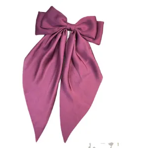 Élégante pince à cheveux en satin violet avec un grand nœud et de longs rubans
