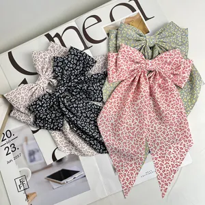 Détail de quatre nœuds pour cheveux à motifs fleuris avec de longs rubans multicolores