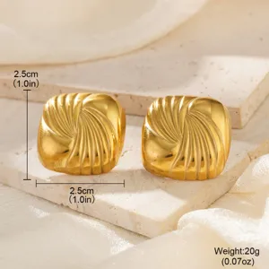 Makrodetail der goldfarbenen, quadratischen Faltenohrringe mit Größenangabe 2,5 cm.