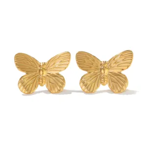 Detaillierte Nahaufnahme goldener Schmetterlings-Ohrstecker aus robustem Edelstahl.